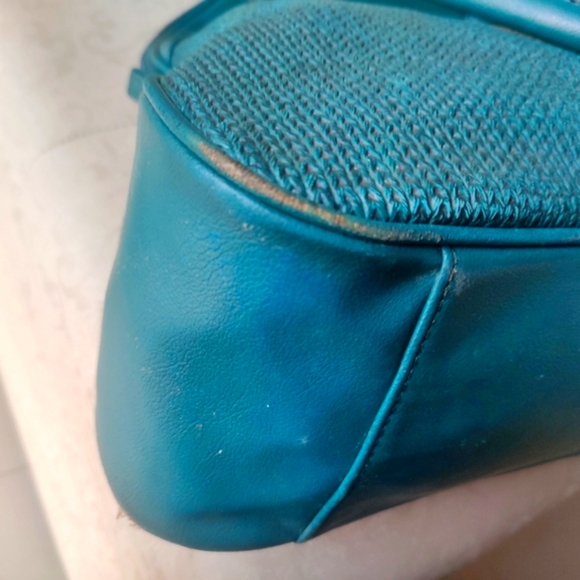 Baggit Textured shoulder bag - Picture 8 of 11